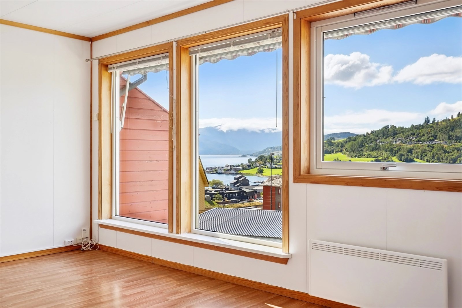 Sjøutsikt fra stuevinduet Galleribilde