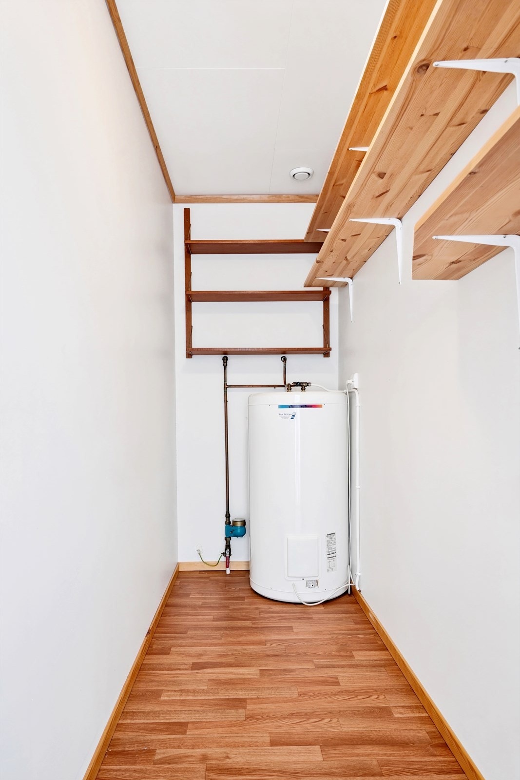 I tillegg til en utvendig sportsbod på ca. 5 m² er det en innvendig bod hvor varmtvannsberederen er plassert Galleribilde