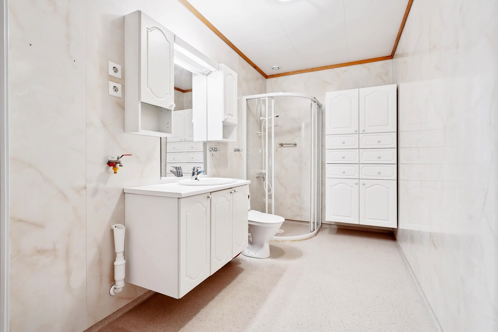 Badet er fra 1997 og er utstyrt med opplegg for vaskemaskin Galleribilde