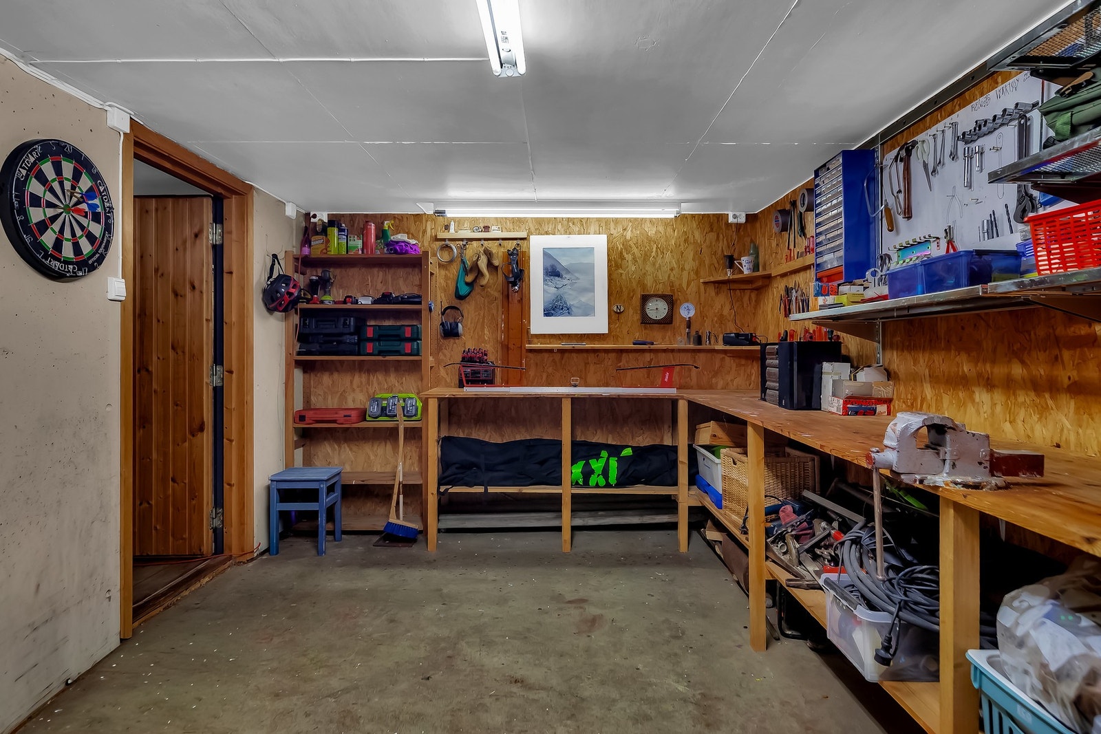 Boden under garasjen er på 51 kvm. Her er det mange muligheter; smørebod, hobbyrom og snekkerverkststed samt masse lagringsplass. Galleribilde