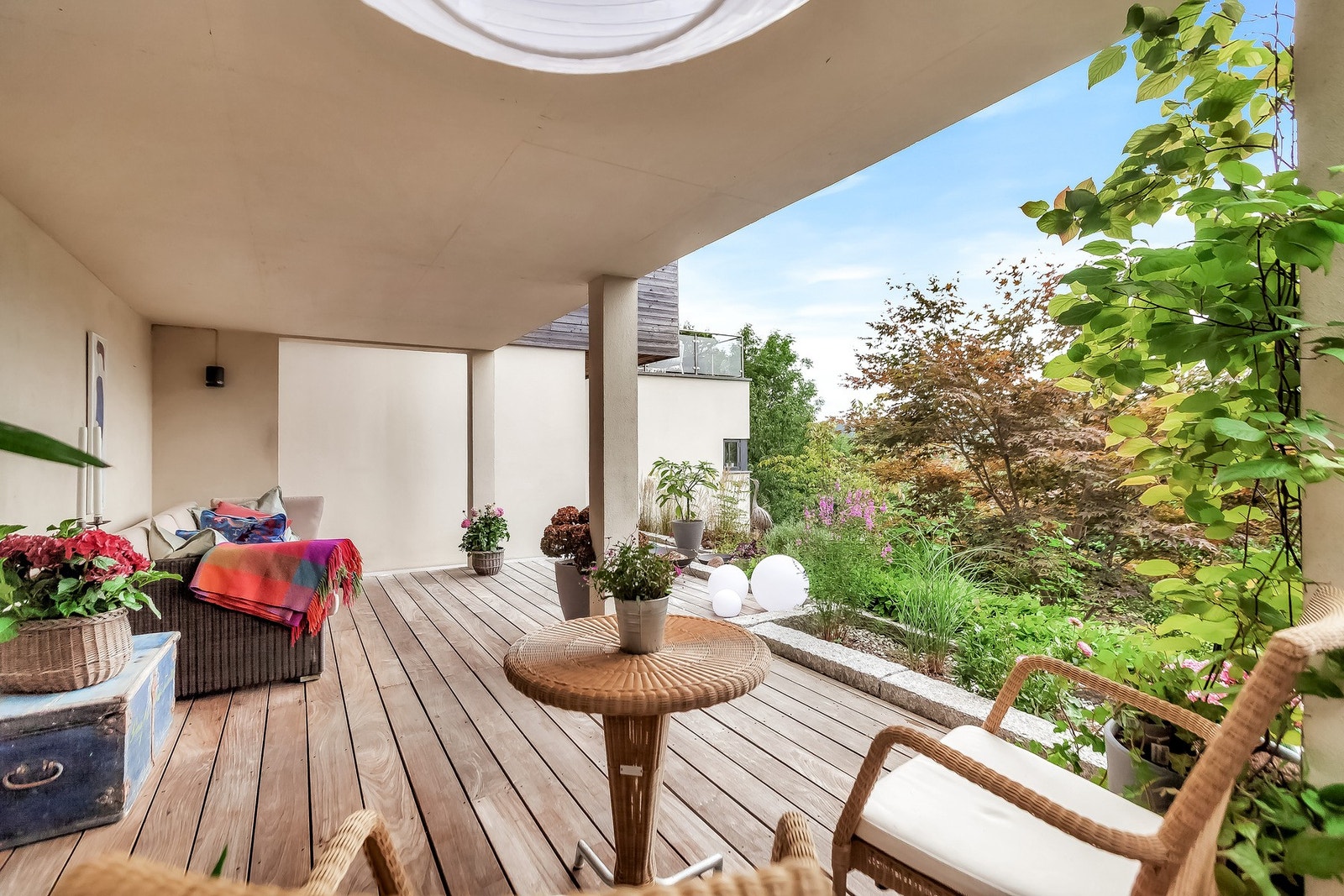 Her er det god plass til flere soner med utemøbler. Galleribilde