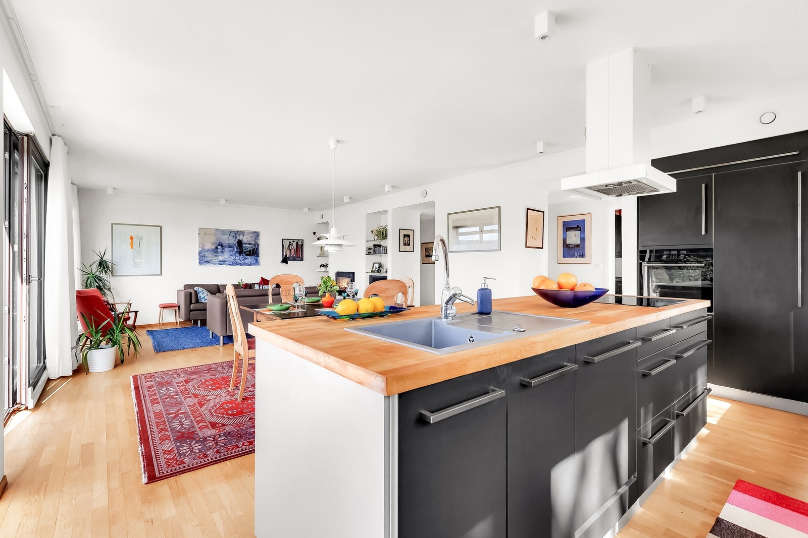 Det er enkelt å ha kontakt med resten av rommet både under matlagingen og oppvasken. Galleribilde