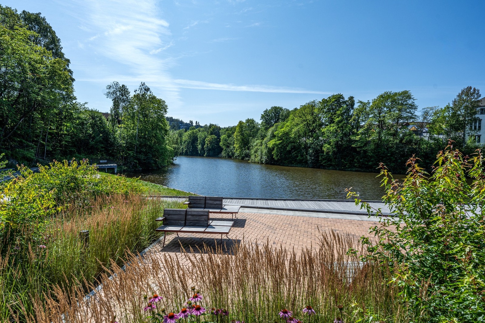 Ved Heggedal torg er det åpnet opp mot Kistefossdammen. Galleribilde