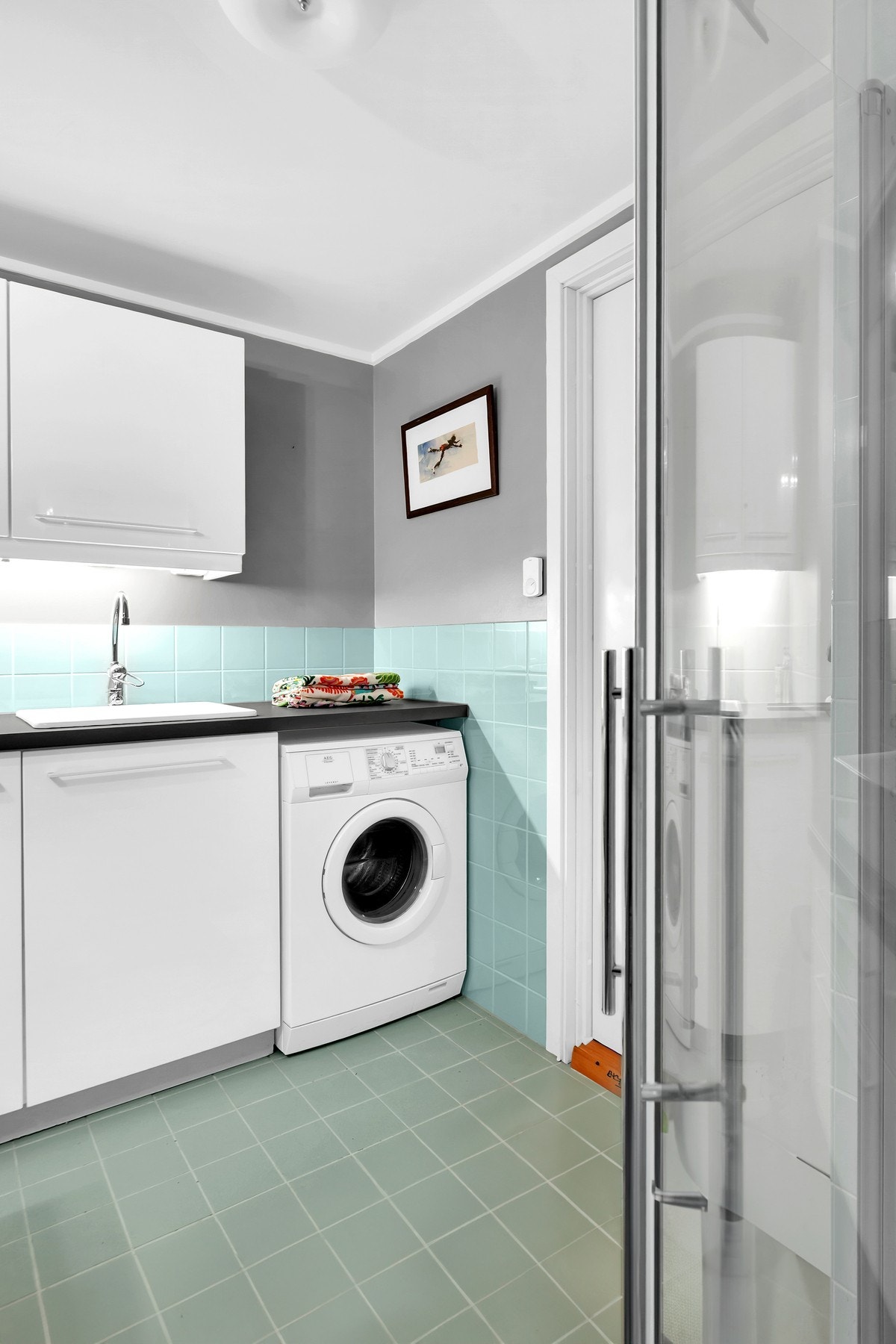 Vaskeromsavdelingen er plassert langs den ene veggen. Galleribilde