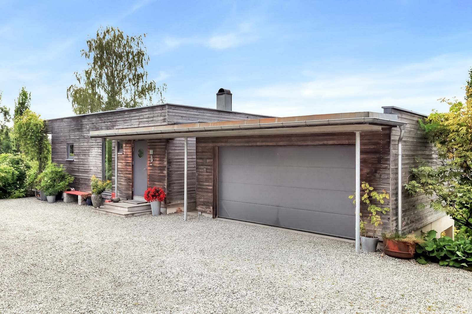 Her finner vi inngangspartiet og dobbelgarasjen. Galleribilde