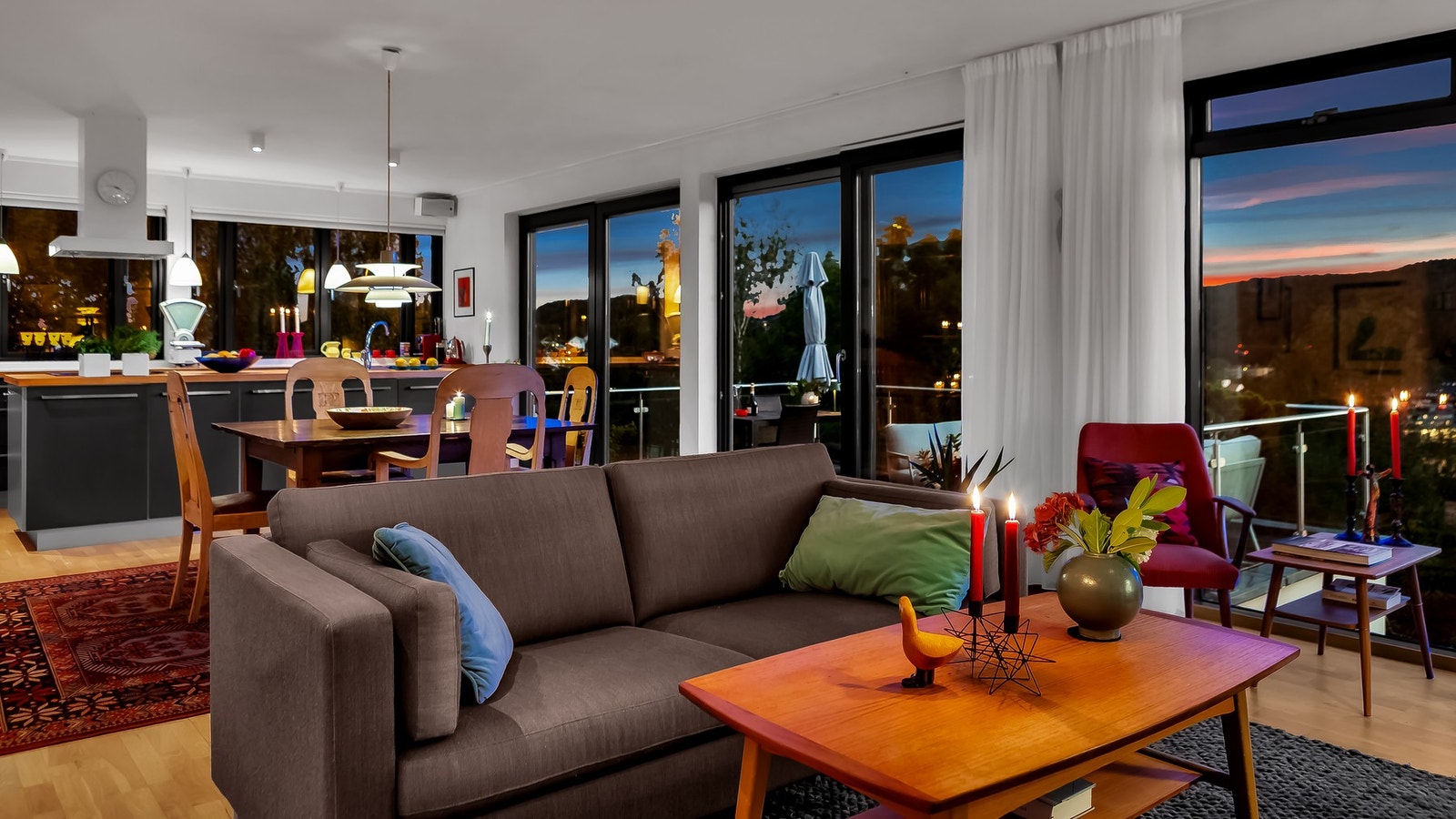 Med tente lys og fyr i peisen er det ekstra deilig å krype opp i sofaen etter en lang dag. Galleribilde