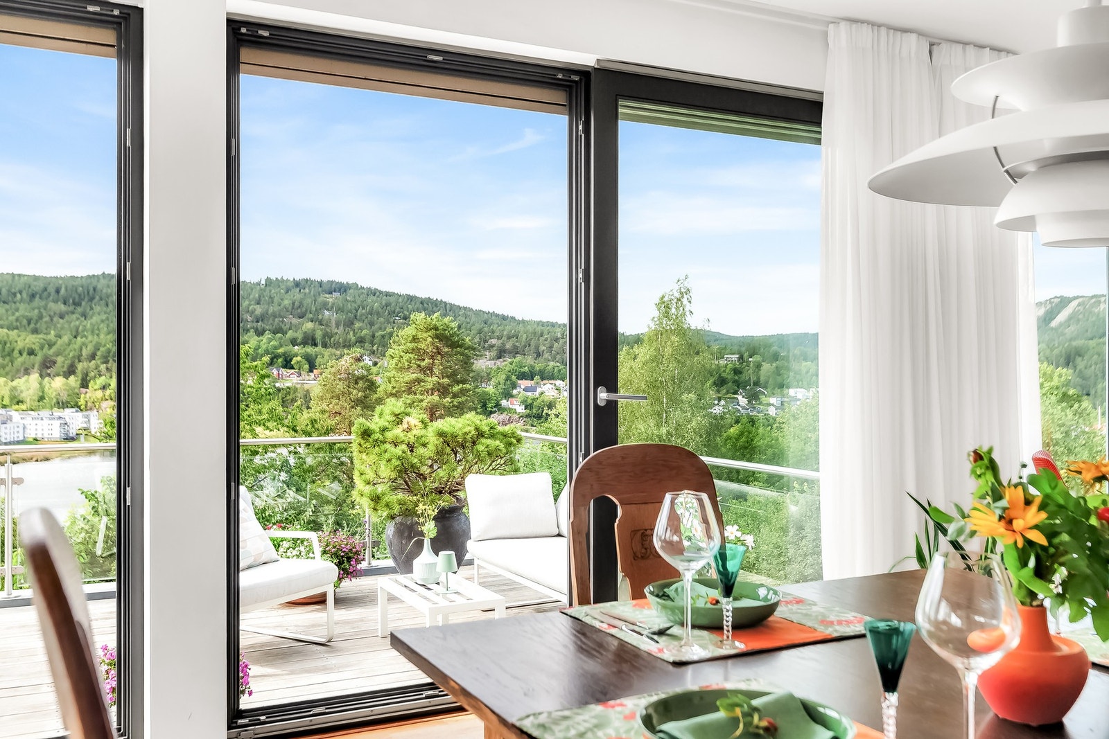 Fra kjøkkenet og stuen er det stor skyvedør ut til terrassen. Galleribilde