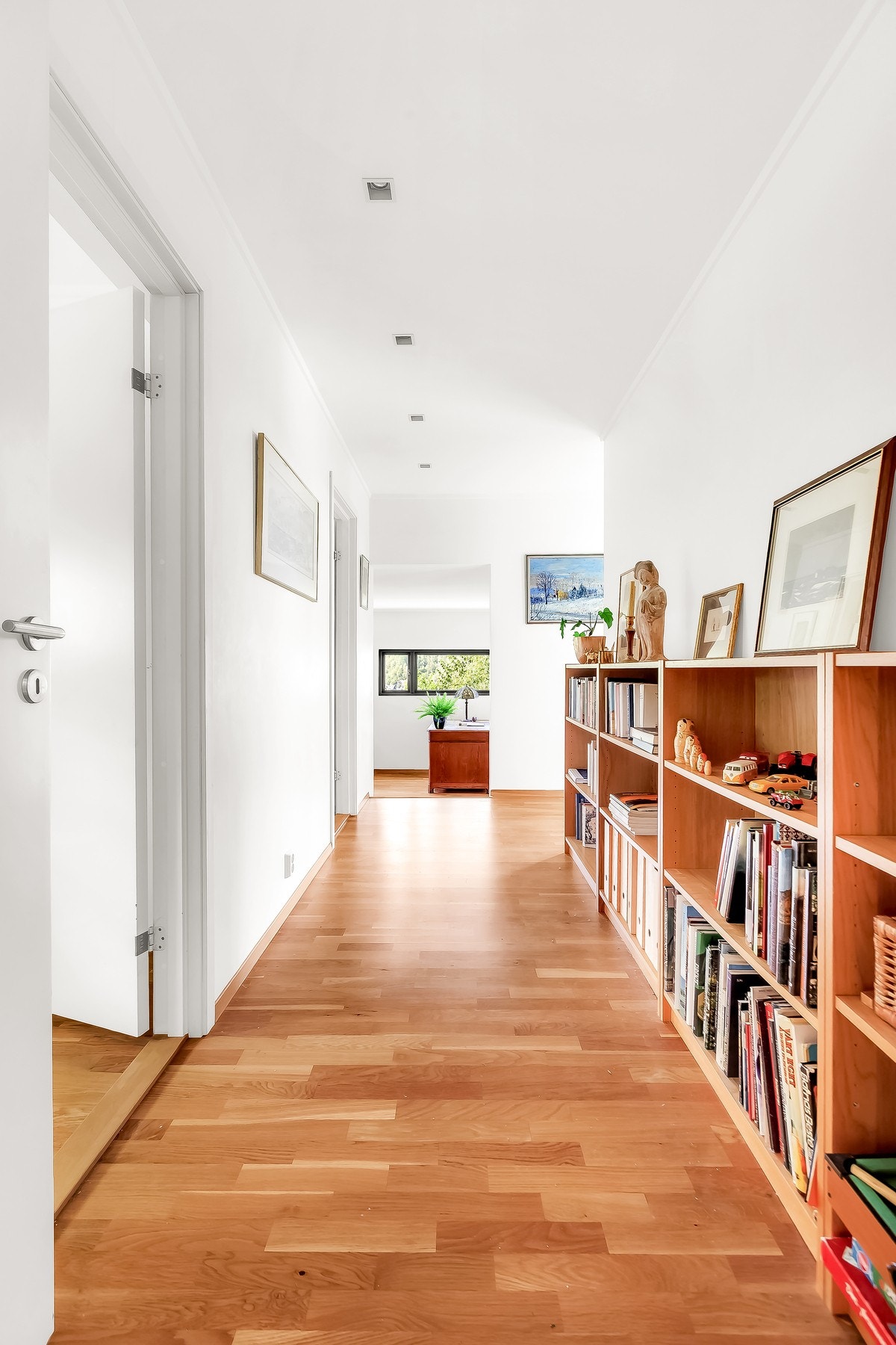 Boligen har gjennomgående god plass til oppbevaringsmøbler. Galleribilde