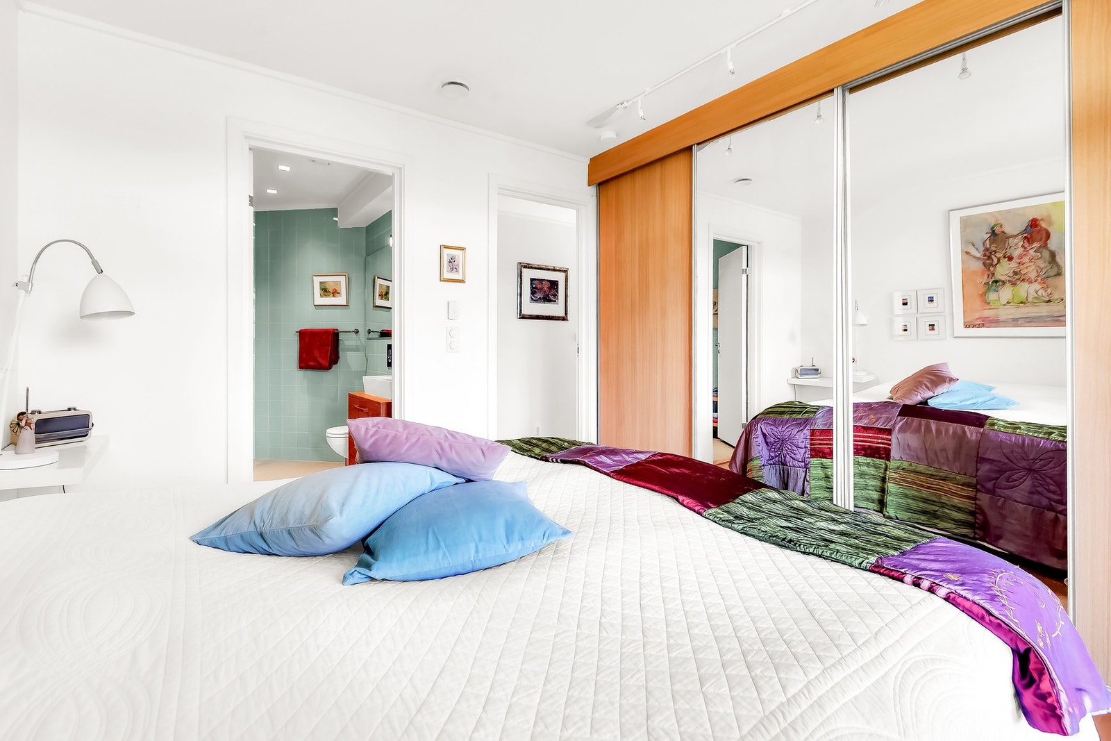 Langs den ene veggen er det skyvedørsgarderobe. Galleribilde