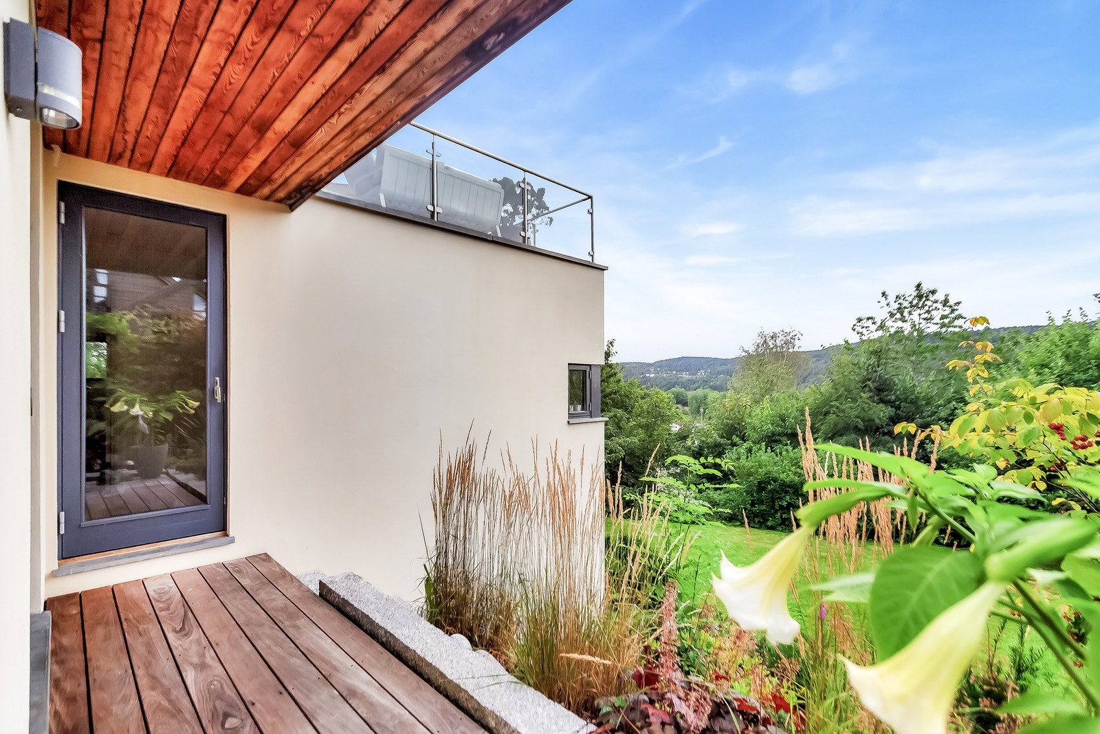 Fra denne uteplassen går det trapp ned til hagen. Galleribilde