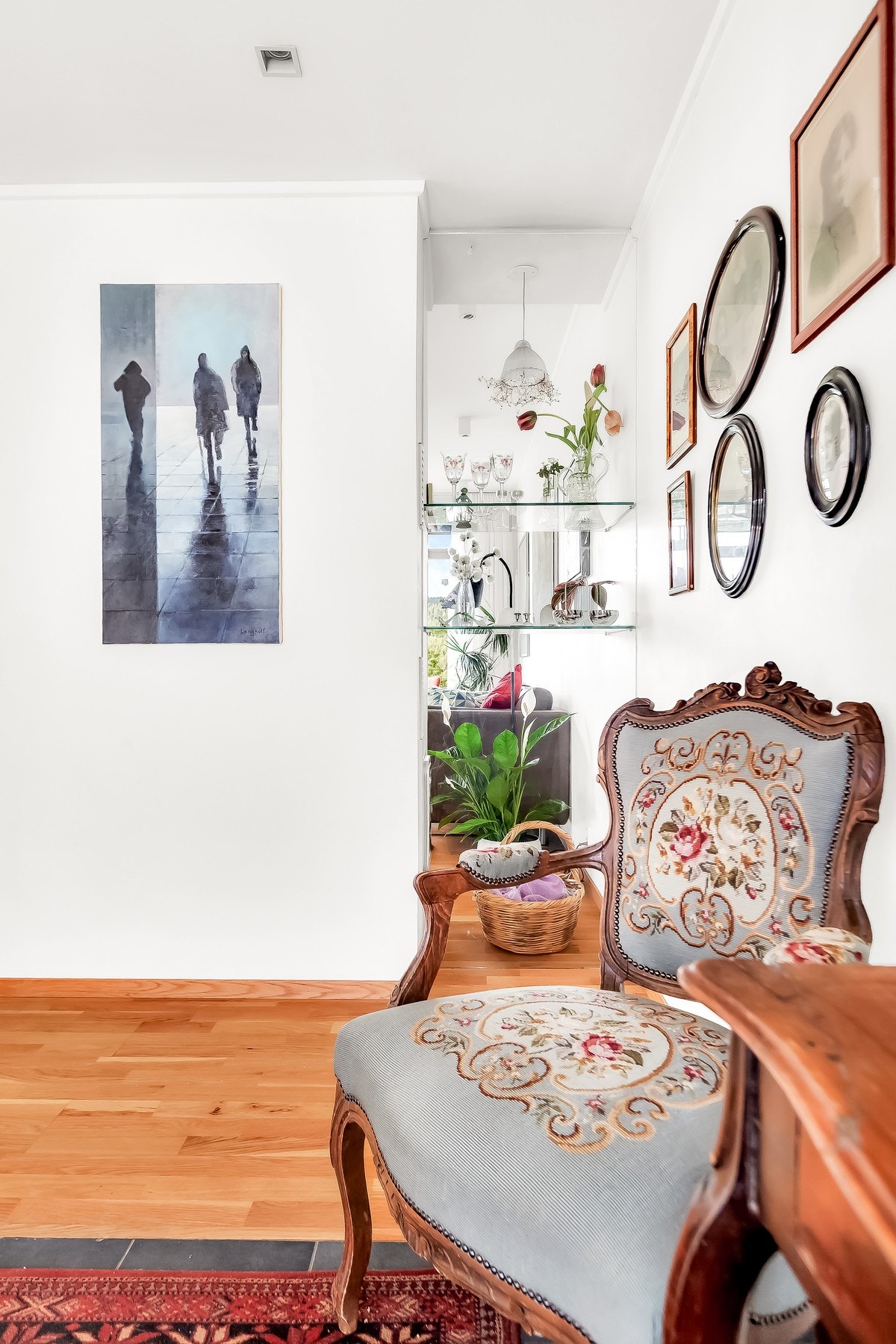 Mellom entreen og stuen er det åpne hyller i glass - perfekt sted å stille ut pynt og blomster. Galleribilde