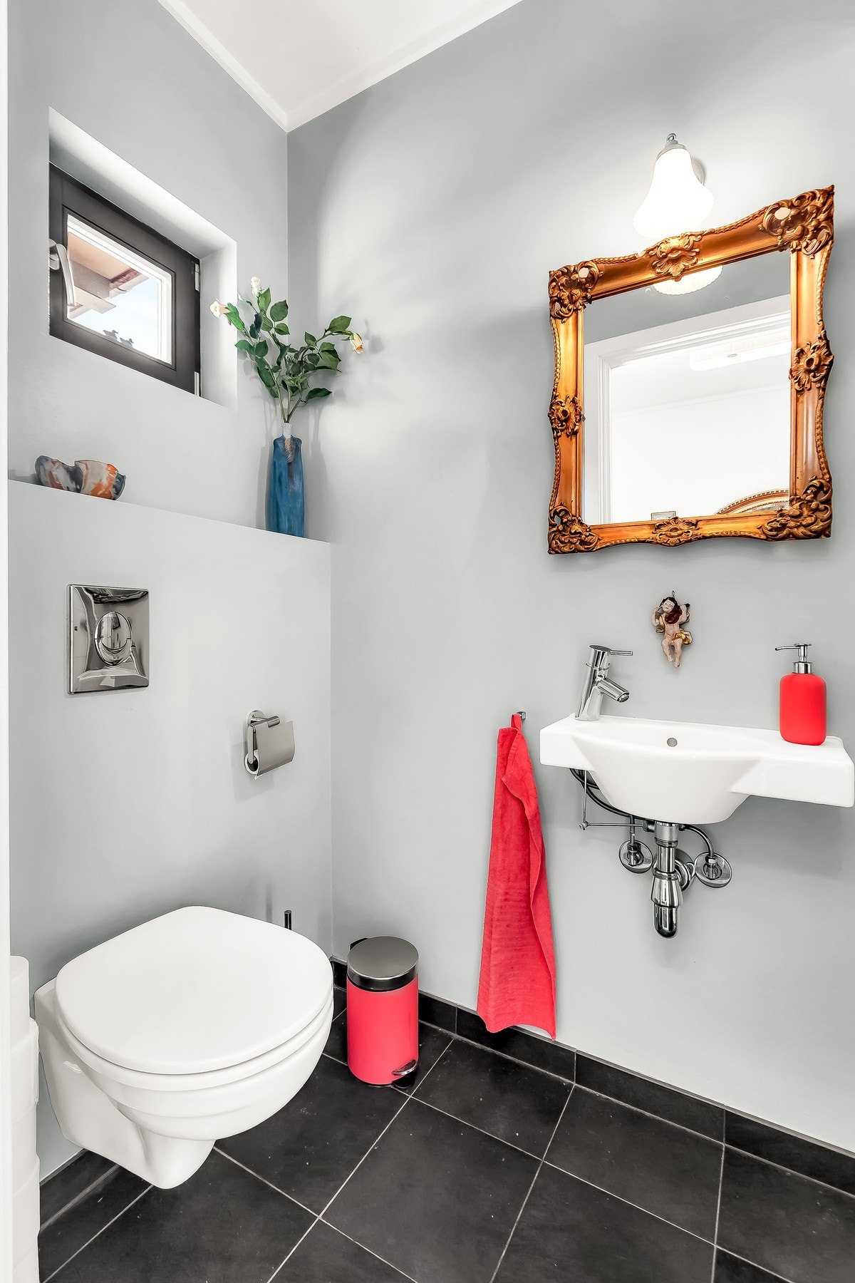 Perfekt med gjestetoalett i samme etasje som stue/kjøkken. Galleribilde