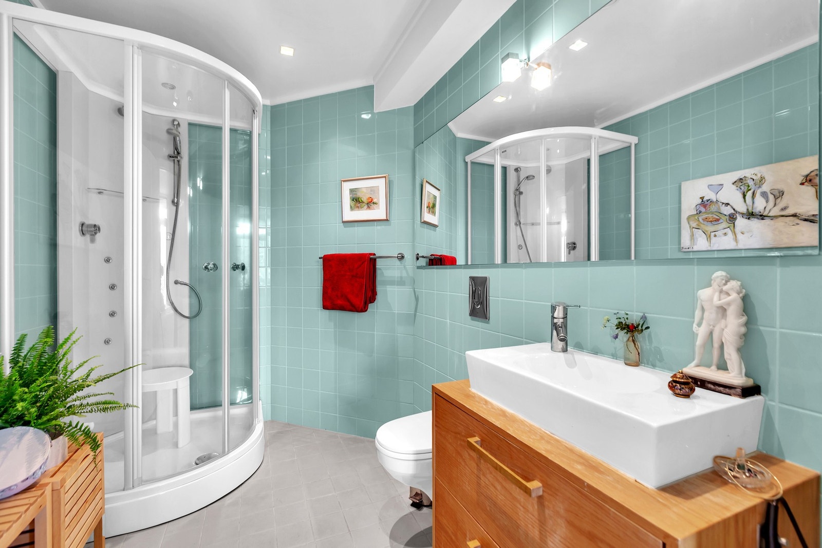 Hovedsovesommet har eget bad tilknyttet. Badet er innredet med dusjkabinett, vegghengt toalett og servant med skuffer under. Galleribilde