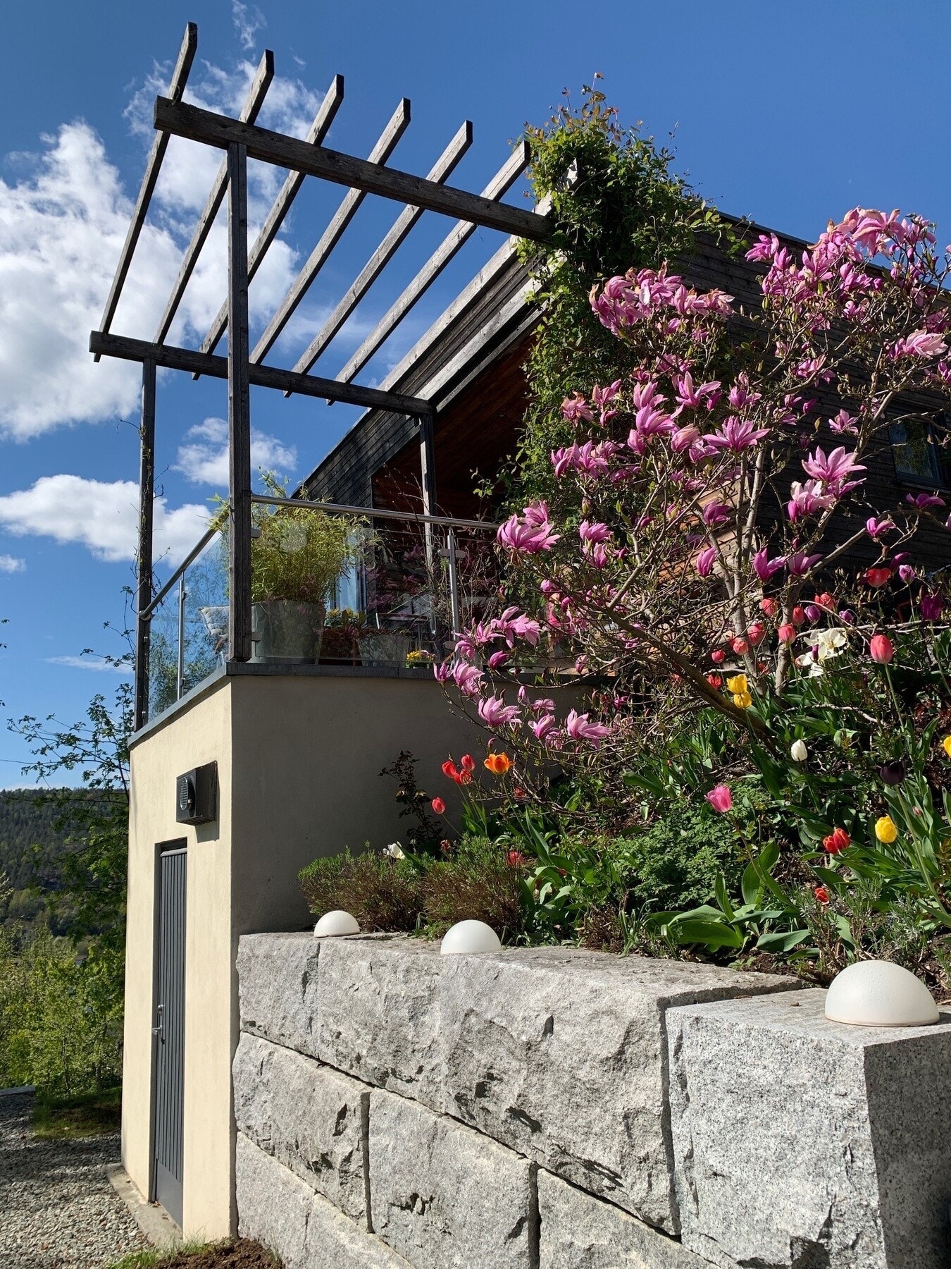Hagen er en frodig oase som blomstrer hele sesongen - selgers eget bilde. Galleribilde