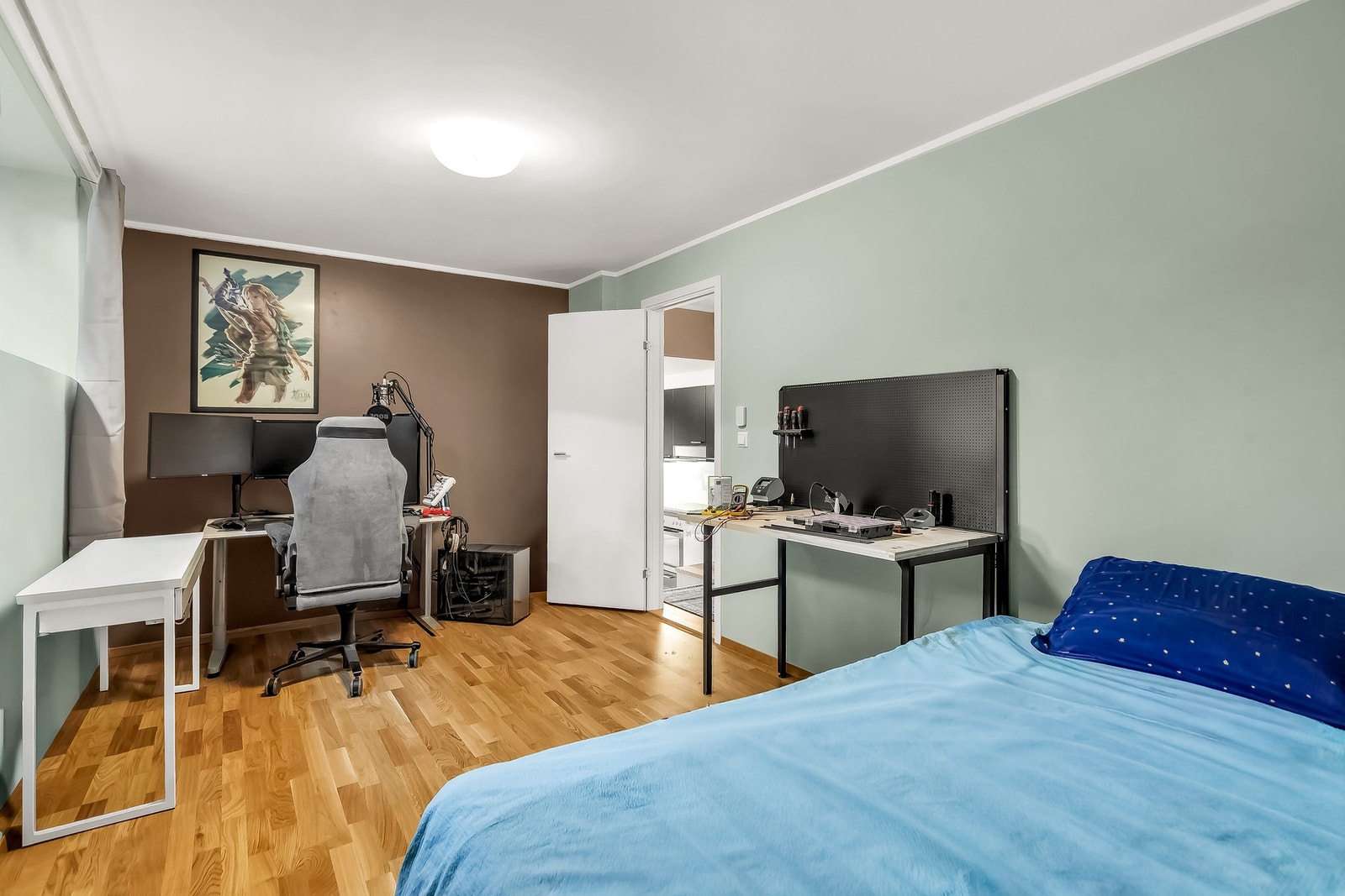 Soverommet er romslig med plass til både seng, garderobeskap og hjemmekontor. Galleribilde