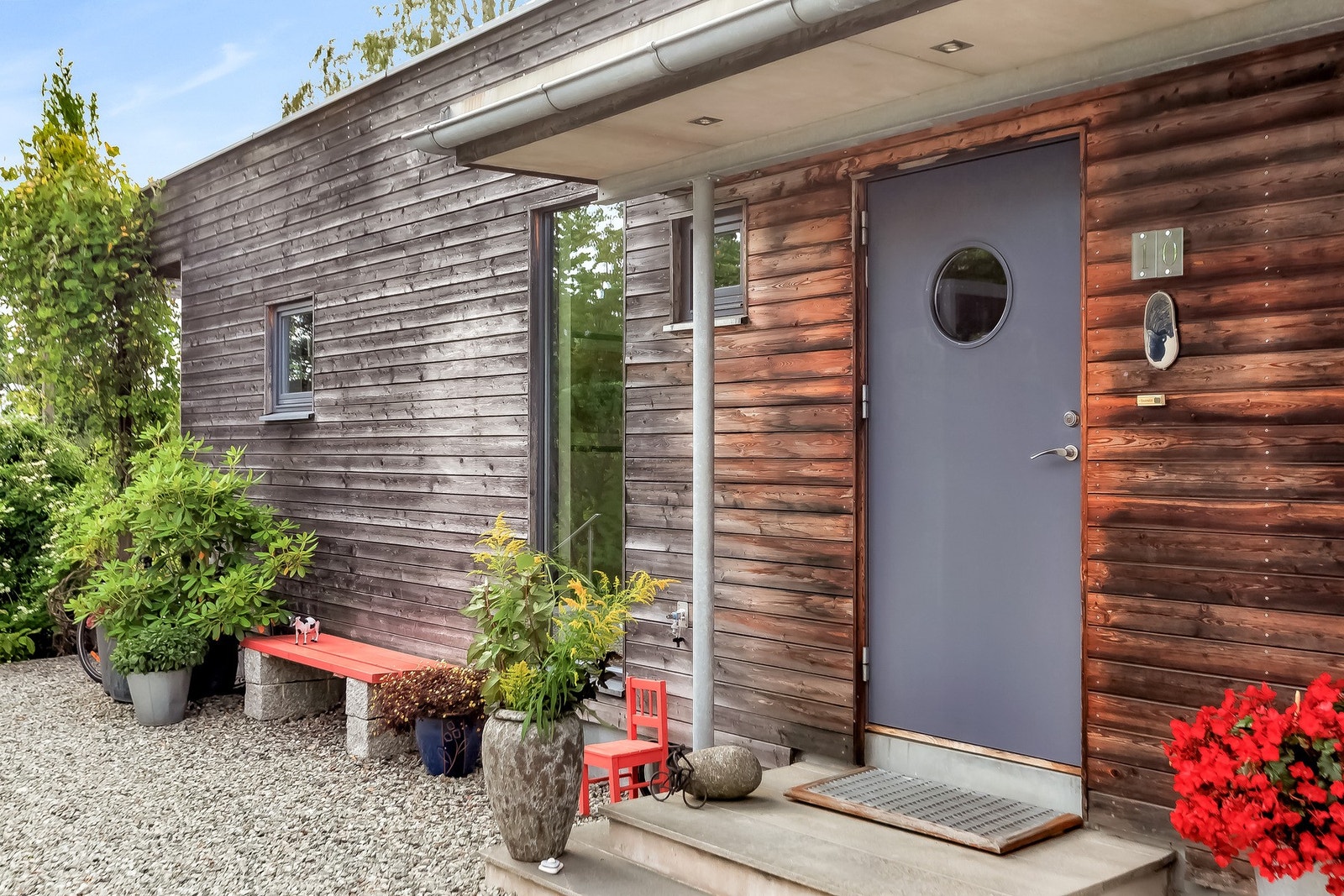 Inngangspartiet er overbygget med downlights i taket. Et flott førsteinntrykk av en flott bolig! Galleribilde