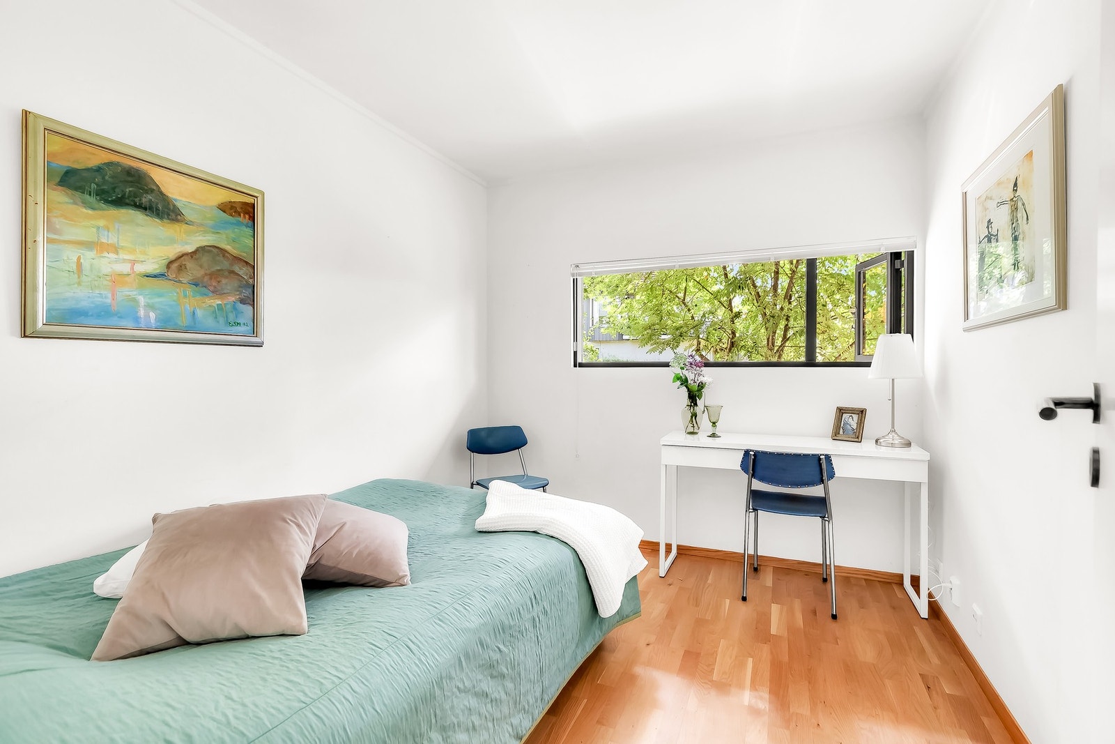 Rommene passer ypperlig som både barnerom, gjesterom eller kontor og har god plass til seng, skrivebord og garderobeskap. Galleribilde