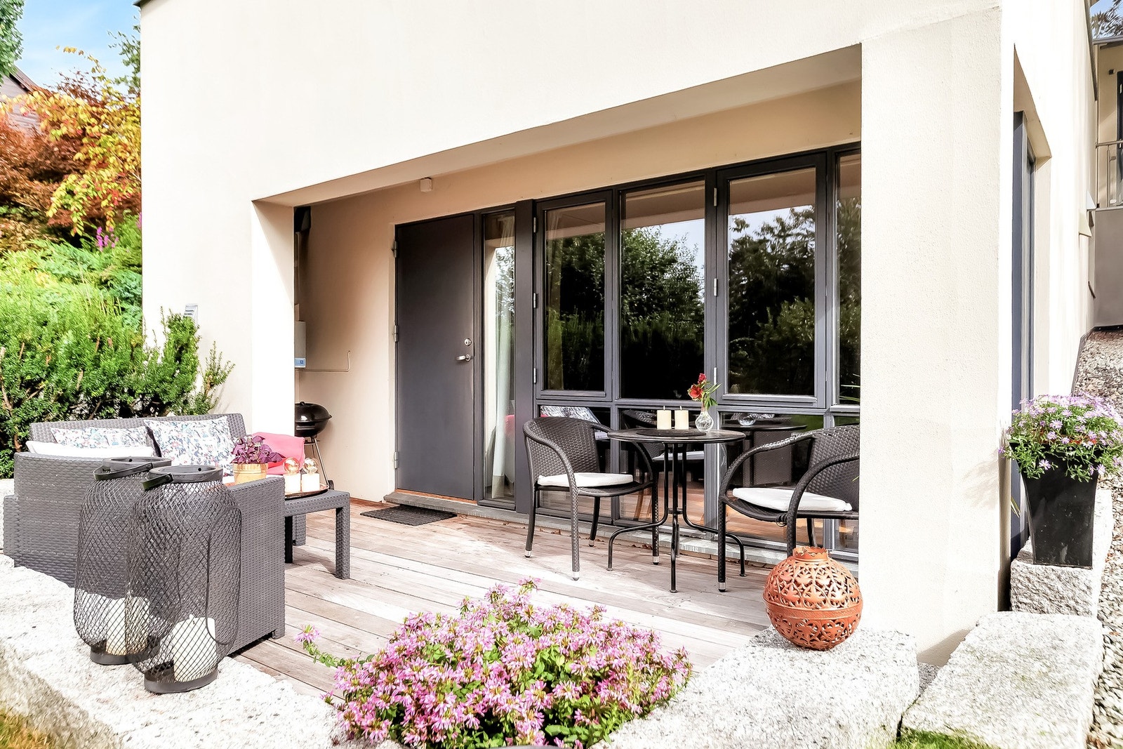 Hybelen har en hyggelig skjermet uteplass. Galleribilde