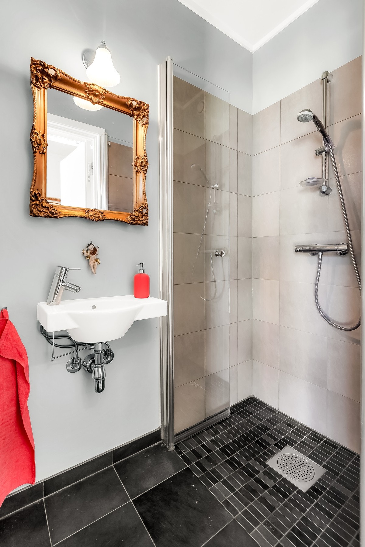 I denne etasjen er det også et dusjbad med adkomst fra entreen. Galleribilde