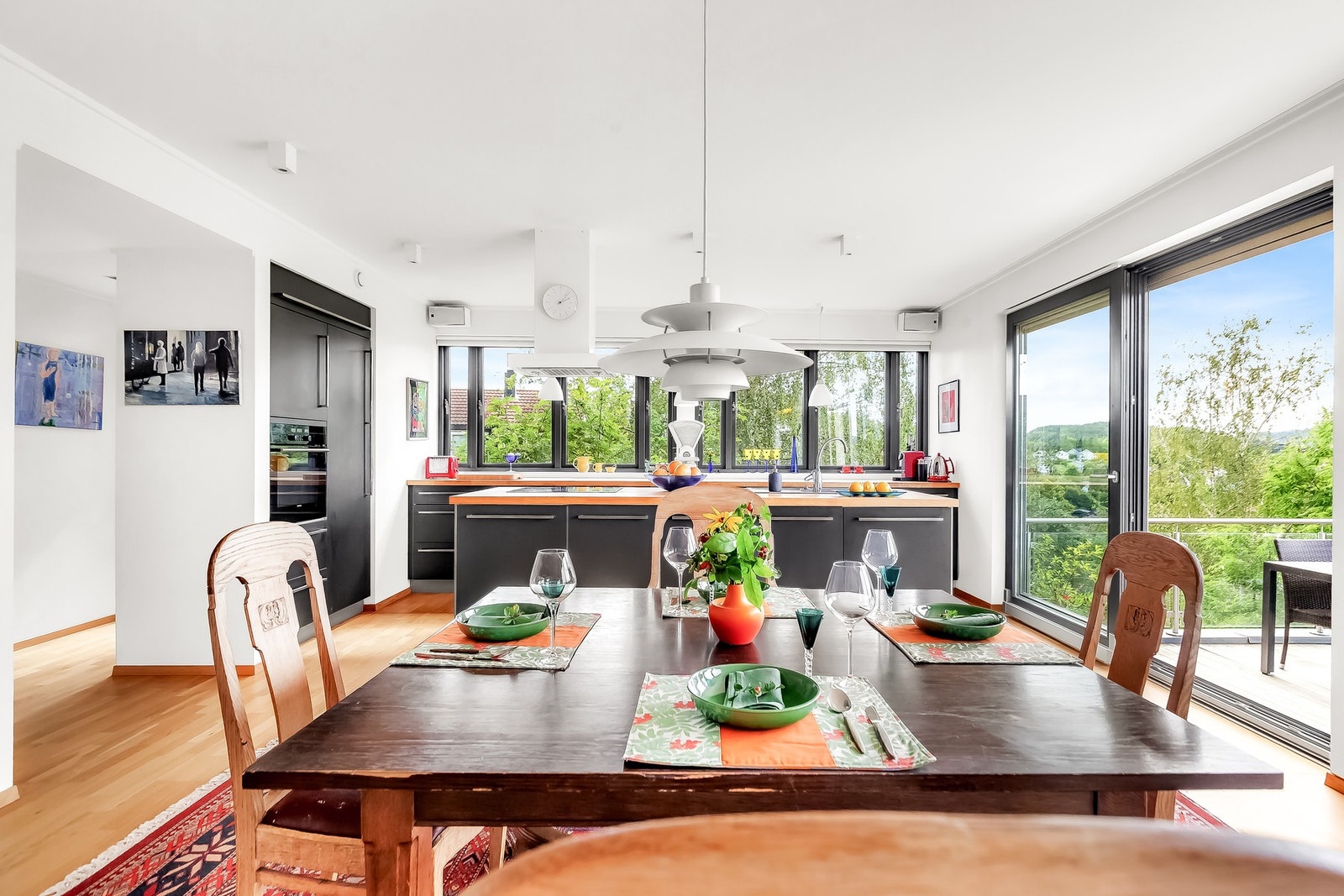 Her er det plass til å samle både familie og venner rundt bordet. Galleribilde