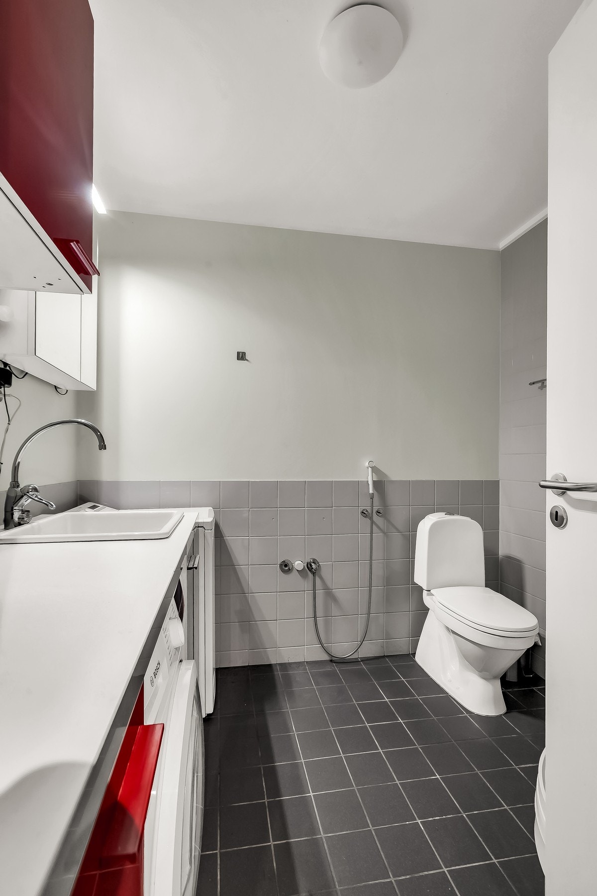 Badet har opplegg for vaskemaskin og tørketrommel. Galleribilde