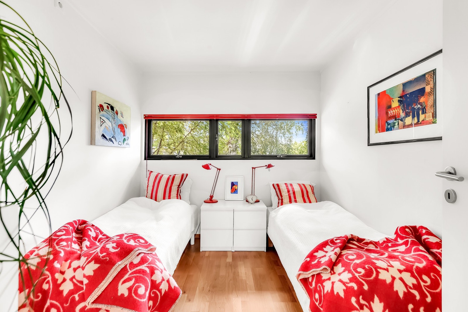 Det er ytterligere to soverom i denne etasjen. Begge har adkomst fra TV-stuen. Galleribilde