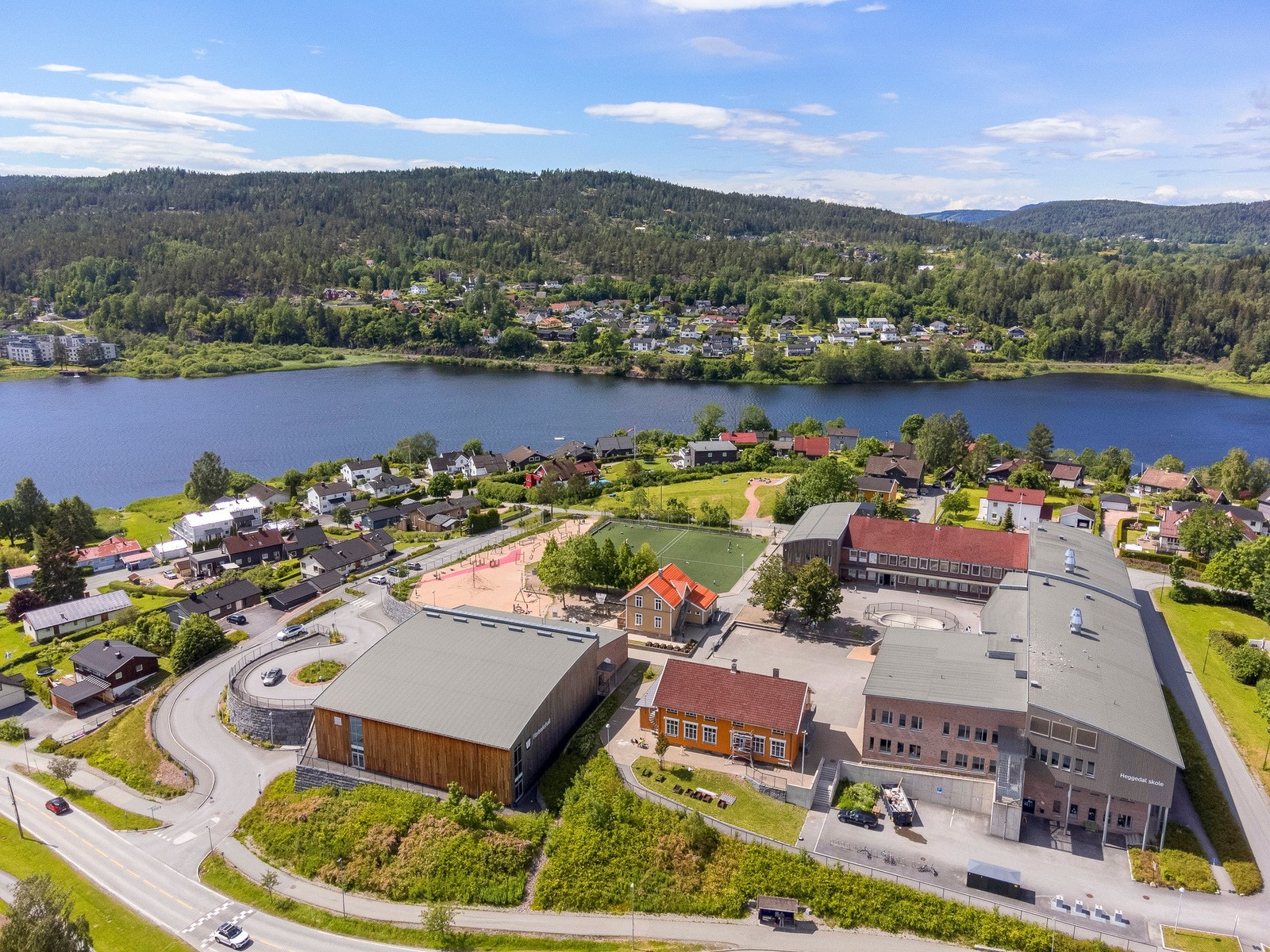 Det er 500 meter bort til Heggedal barneskole. Denne var ny i 2017. Ved siden av skolen ligger det en flerbrukshall. Galleribilde