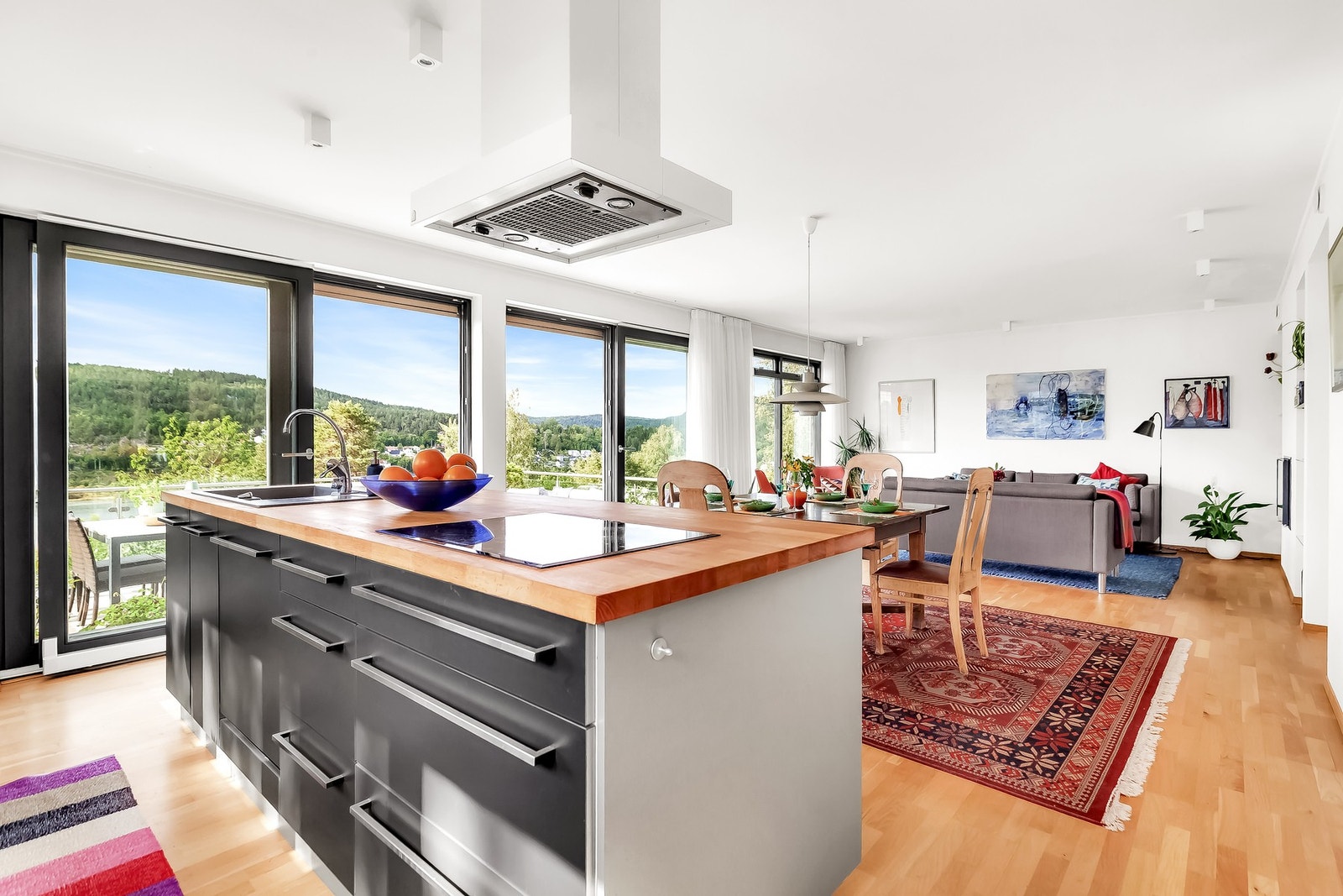 Kjøkkenet har moderne slette fronter og heltre benkeplate. Kjøkkenet er fra Kvik. Galleribilde