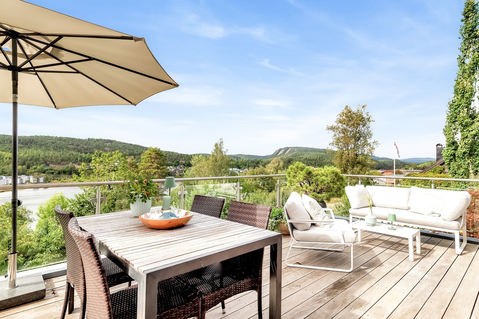 Vi har gleden av å presentere denne moderne eneboligen med gode solforhold, flott utsikt og ettertraktet beliggenhet. Galleribilde