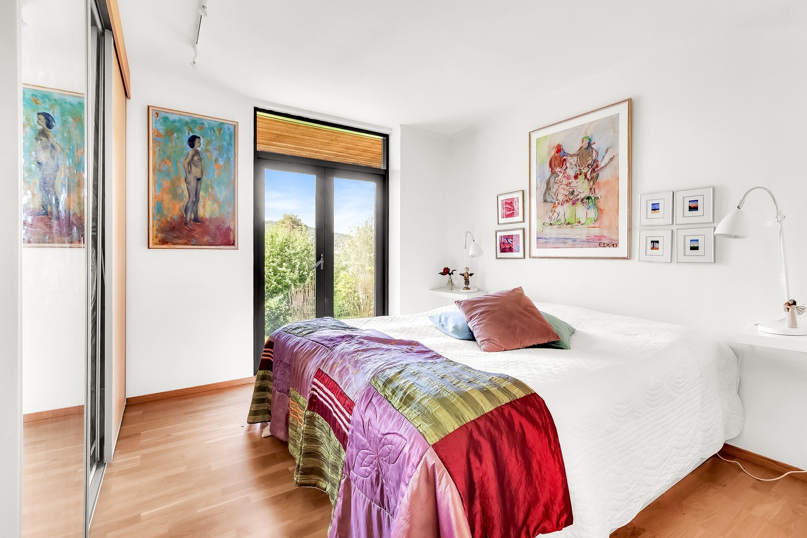 Hovedsoverommet har god plass til dobbeltseng og nattbord. Det er også doble dører ut på uteplassen. Galleribilde