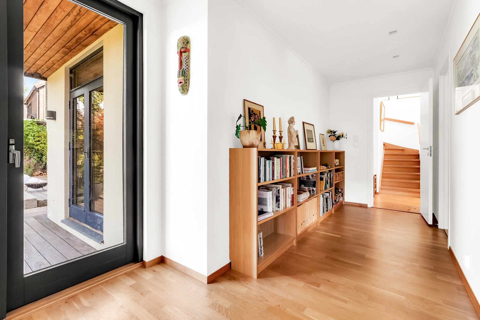 Dette er TV-stuen som også har utgang til en enda en lun uteplass. Galleribilde