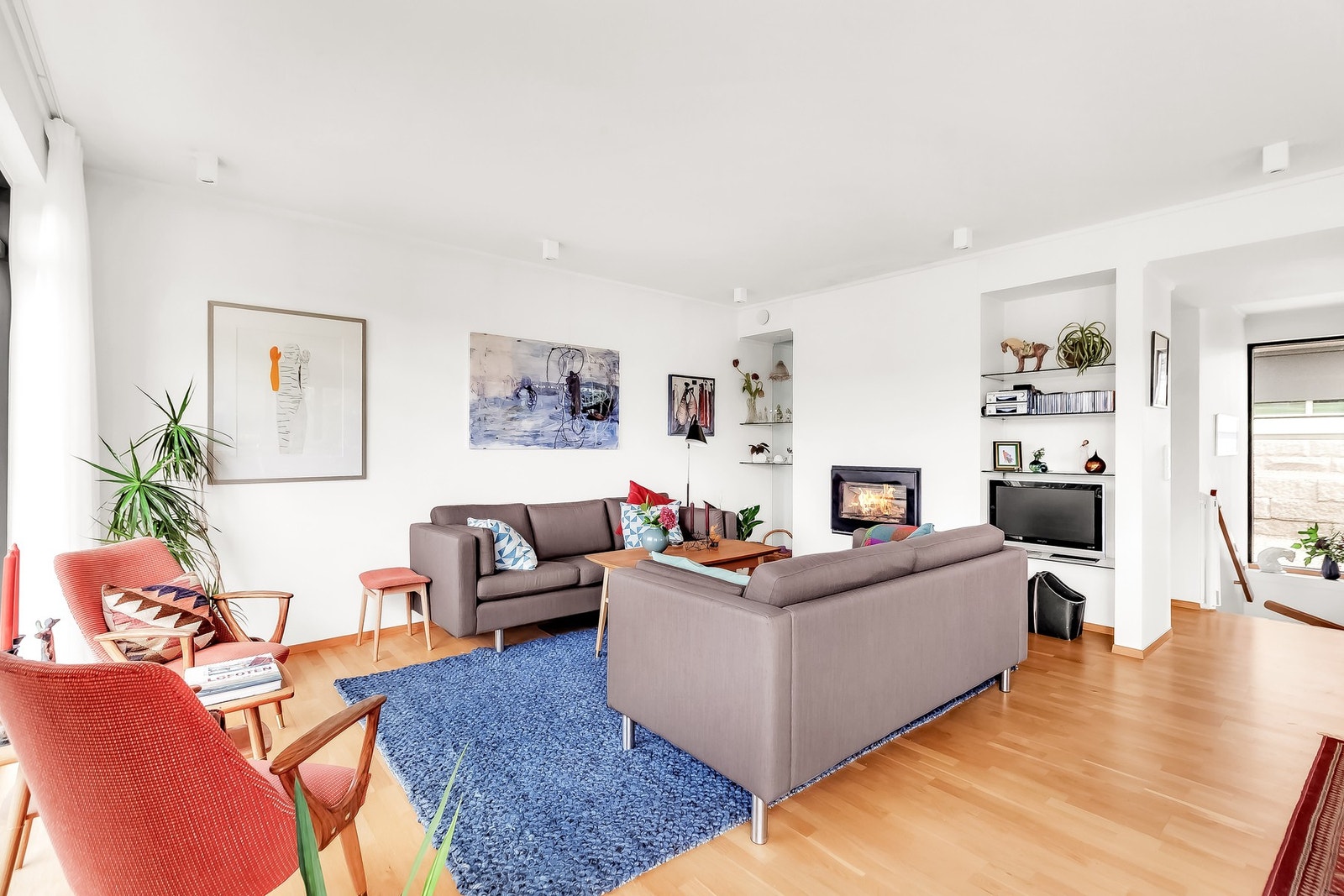 Stuedelen har god plass til både sofagruppe og godstoler. Galleribilde