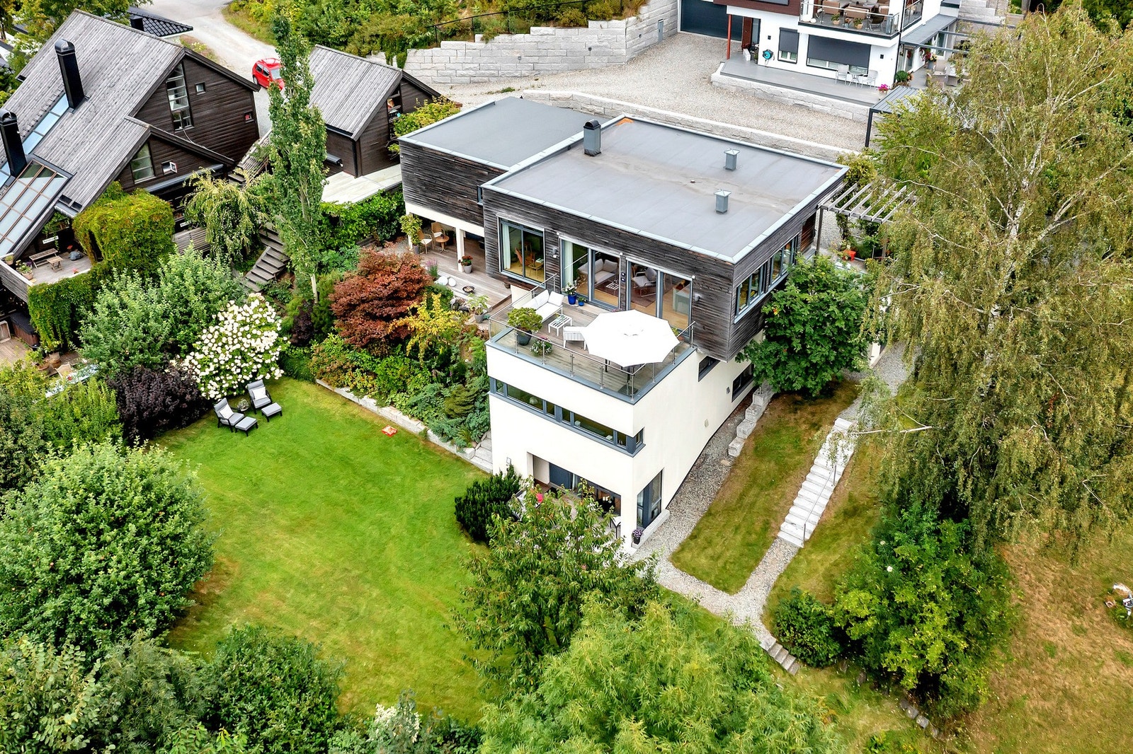 Boligen går over tre plan og ble bygget i 2009. Hagen og eiendommen er nøye planlagt og fremstår som en skjermet og frodig oase. Galleribilde