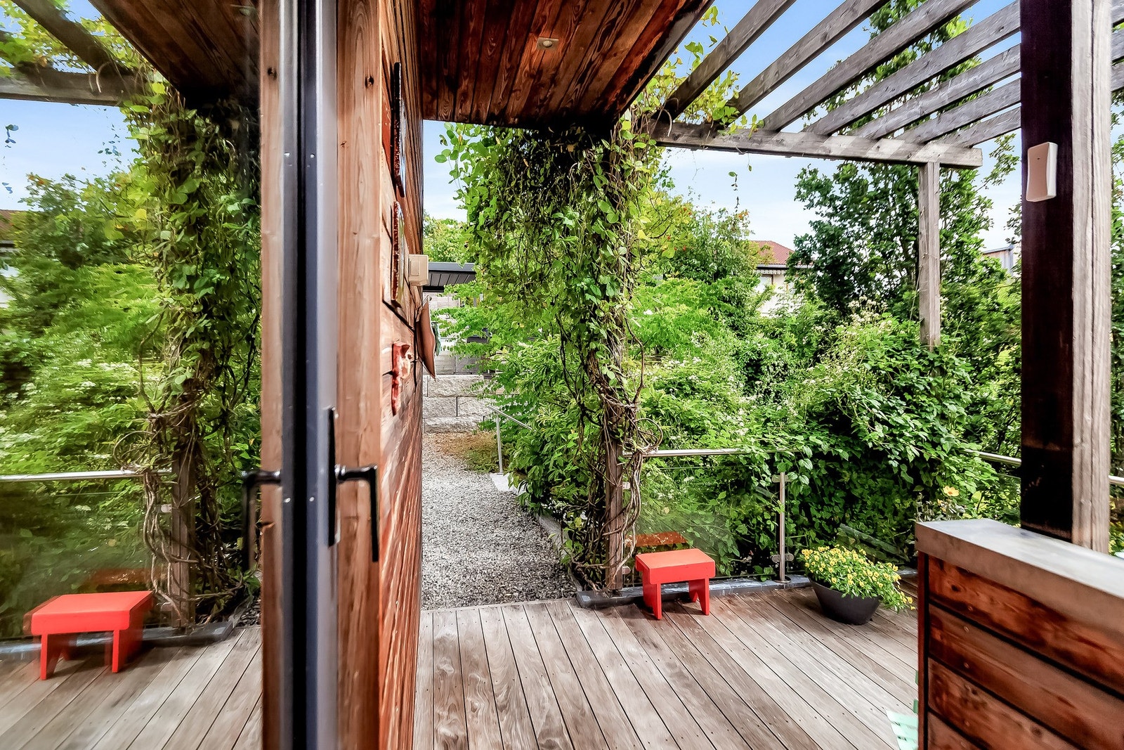 Fra grovkjøkkenet er det utgang til en terrasse på siden av boligen. Galleribilde