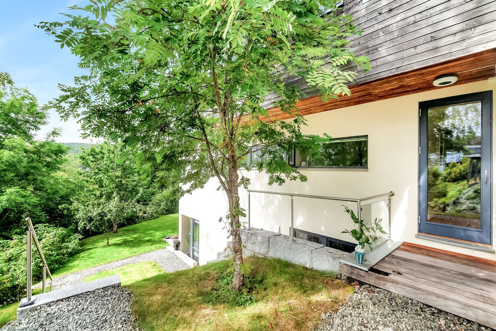 Det er lagt vekt på å skape ulike soner rundt boligen. Galleribilde