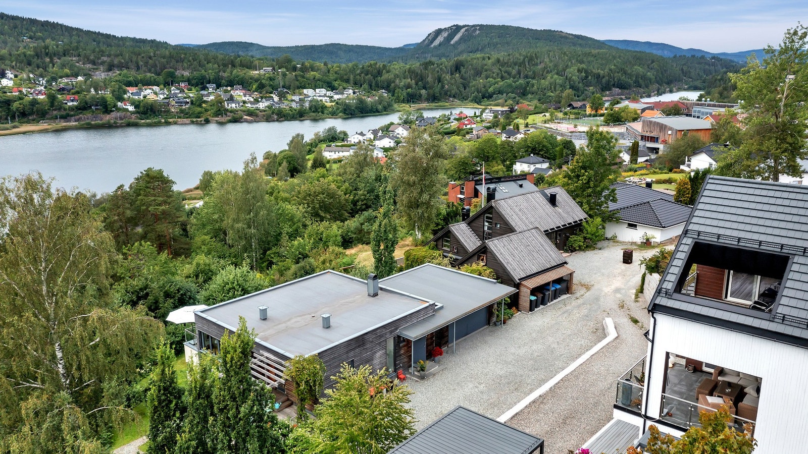 Boligen ligger barnevennlig til innerst i en stikkvei. Galleribilde