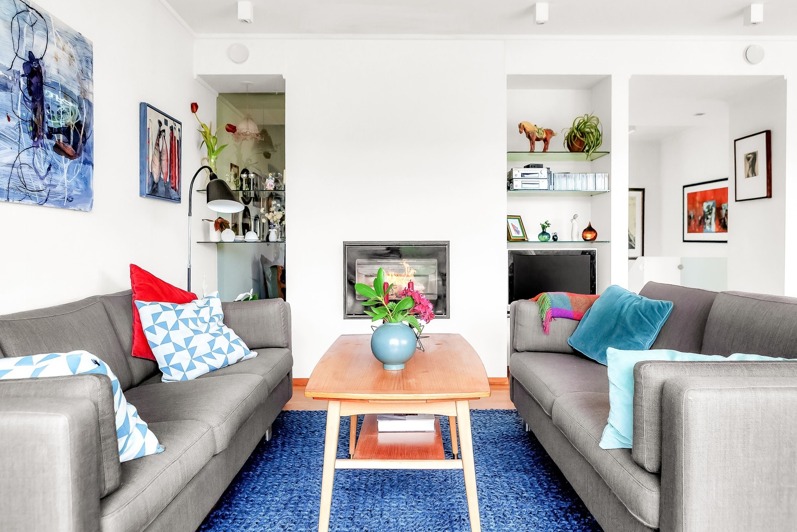 Den lekre peisen sørger for lun god varme når gradestokken kryper nedover. Det er innebygget hylle på begge sider av peisen. Galleribilde