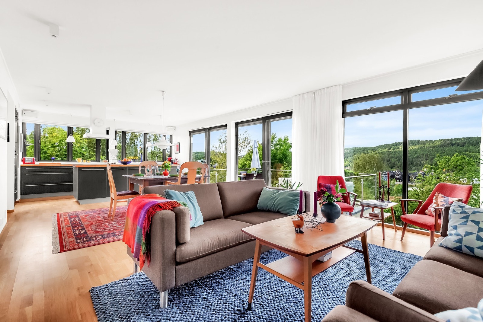 Store deler av denne etasjen består av et åpent og sosialt allrom med stue/spisestue/kjøkken. Galleribilde