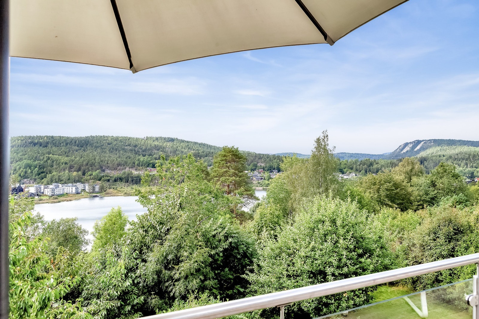 Utsikten strekker seg fra sentrum, hele Gjellumvannet og mot Vardåsen. Galleribilde