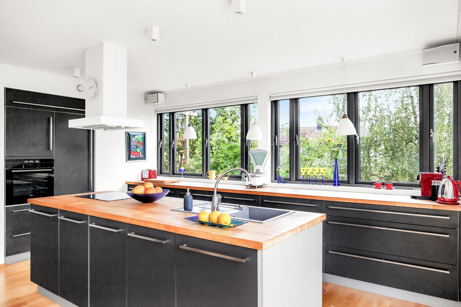 Kjøkkenet er en drøm for den matglade hobbykokken. Her er det massevis av både oppbevaringsplass og benkeplass med gode arbeidsflater. Galleribilde