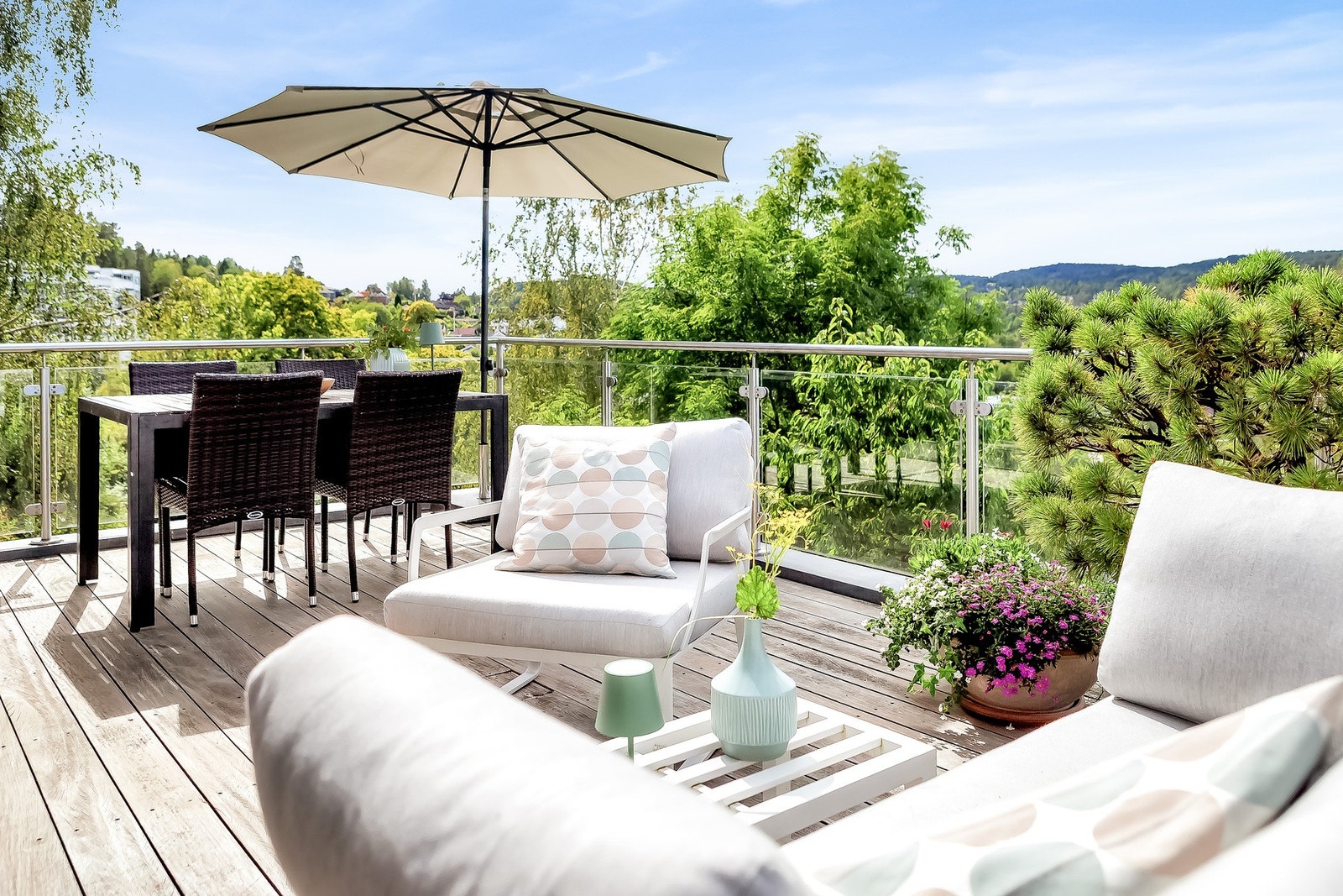 Her sitter man skjermet til med sol hele dagen. Galleribilde