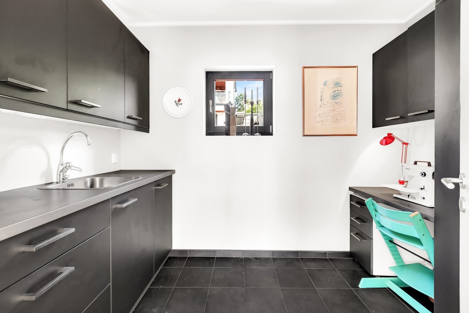 Fra kjøkkenet er det adkomst til dette praktiske grovkjøkkenet som også har dør ut - et drømmerom med oppbevaringsplass og utslagsvask. Galleribilde