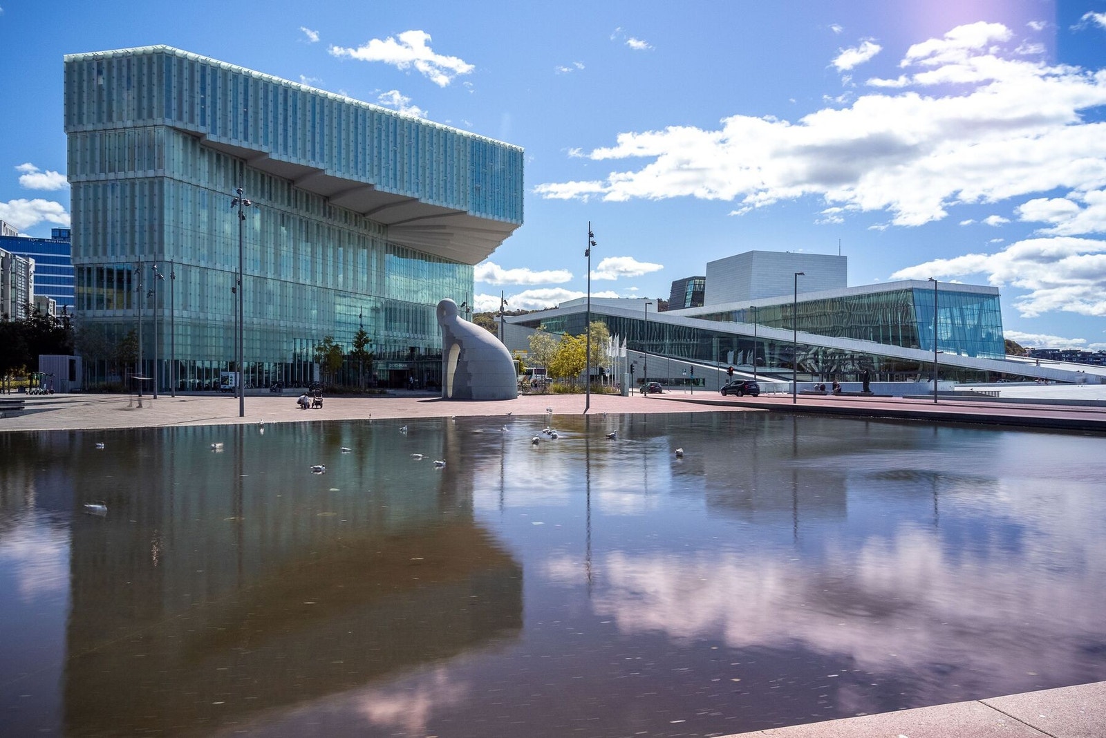 Nabolaget tilbyr også treningssentre, gallerier, frisører, apoteker og dagligvarebutikker, som skaper et dynamisk miljø med noe for enhver. Galleribilde