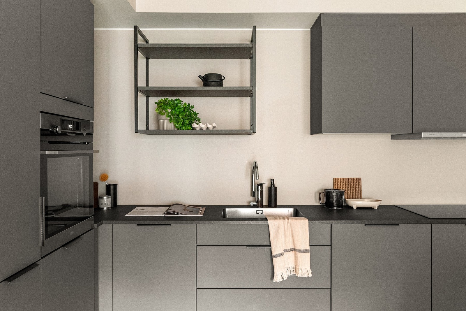 De integrerte hvitevarene som stekeovn, platetopp, oppvaskmaskin og kombinert kjøleskap med fryser medfølger handelen. Galleribilde