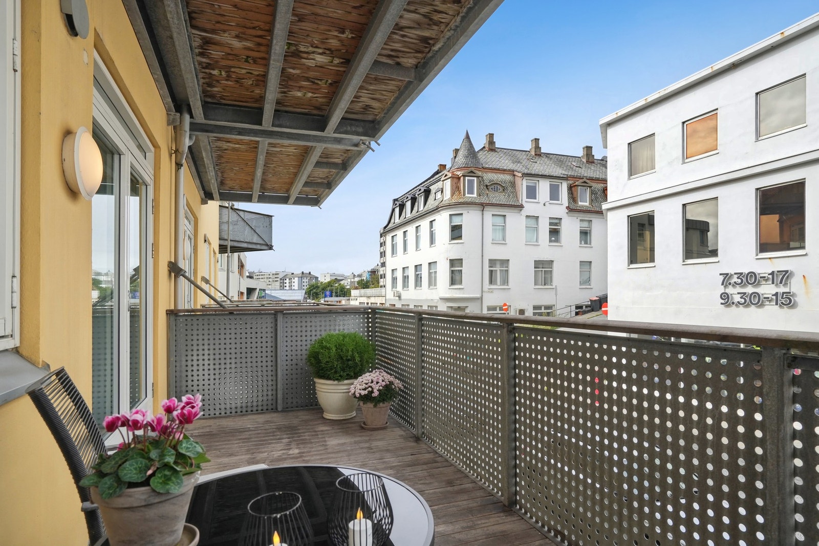 Leiligheten er beliggende i andre etasje og har nordvendt balkong. Galleribilde