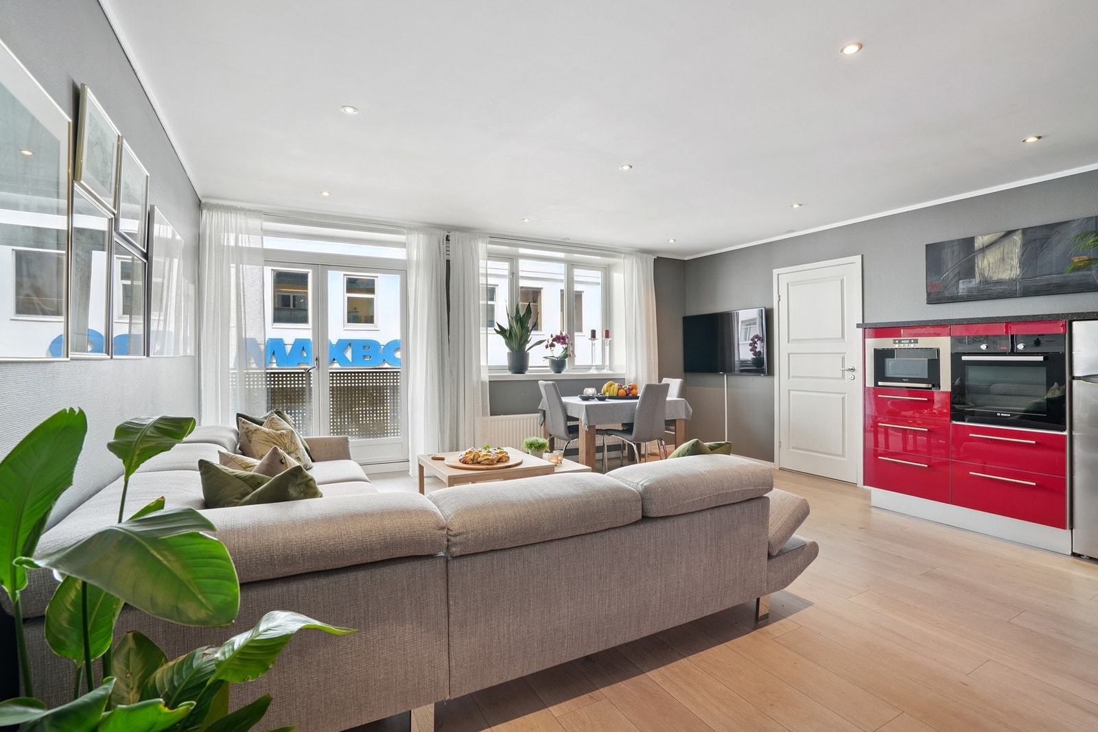 Det er gulvoverflater av laminat, og på veggene er det tapet. Slett himling med ledspotter. Galleribilde