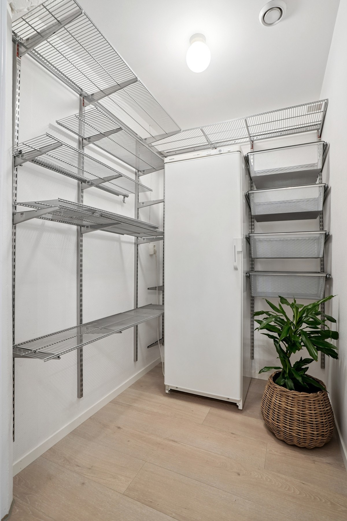 Bod med tilkomst fra entréen. Plass til oppbevaring. Galleribilde