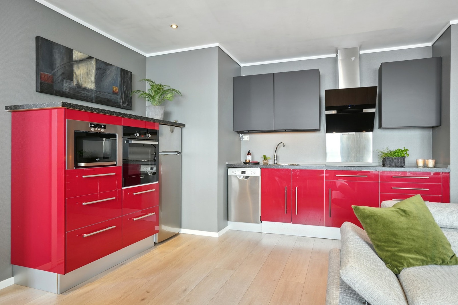 Kjøkkenet er utstyrt med hvitevarer som micro, stekeovn, kjøl/fryseskap, oppvaskmaskin, og induksjonstopp. Galleribilde