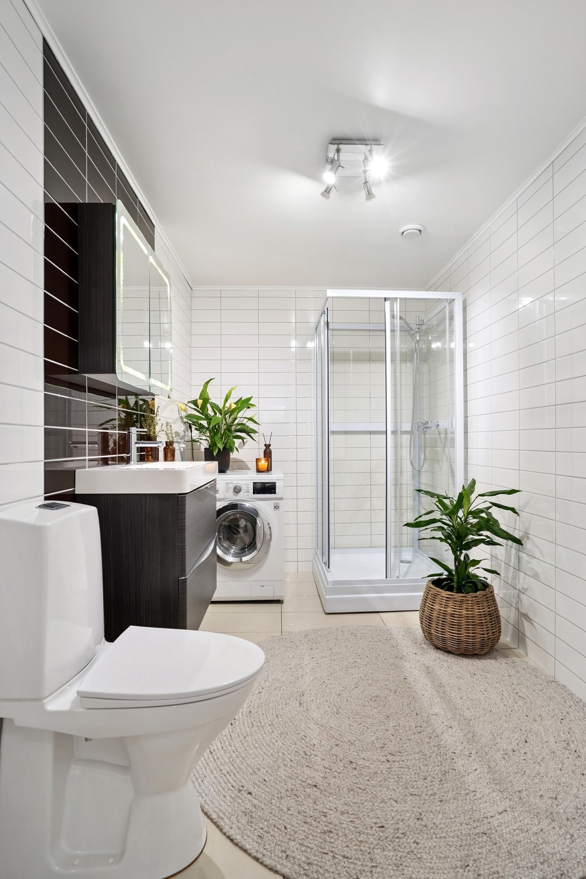 Badet er pent helfliset med elektriske varmekabler i gulvet. Galleribilde