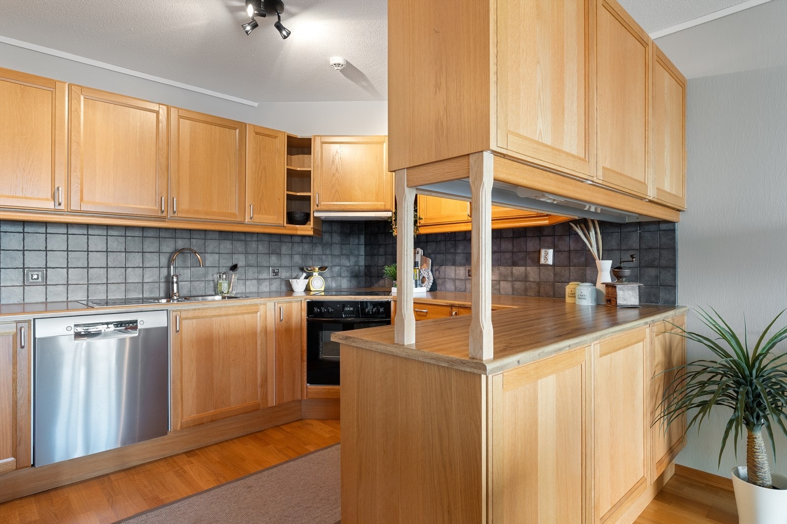 Innredning med profilerte eikefronter. Lyslist, samt lys under overskap. Galleribilde